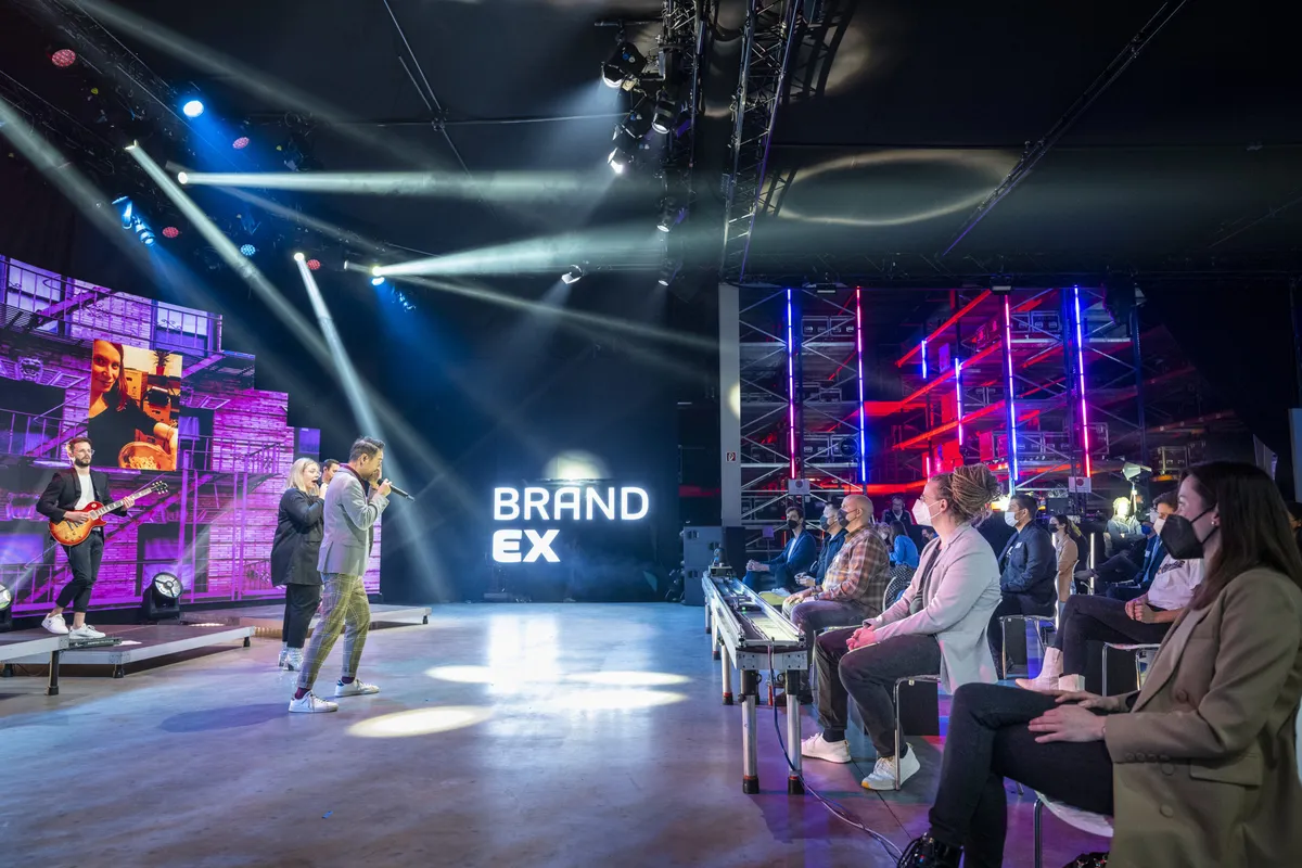 Deejay Plus bei den hybriden BrandEx Awards 2022.